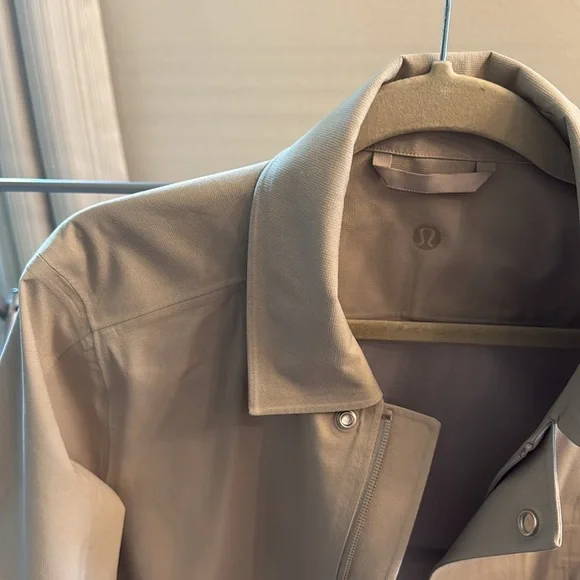 Lululemon New Venture Rain Coat - Medium - Picture 2 of 5